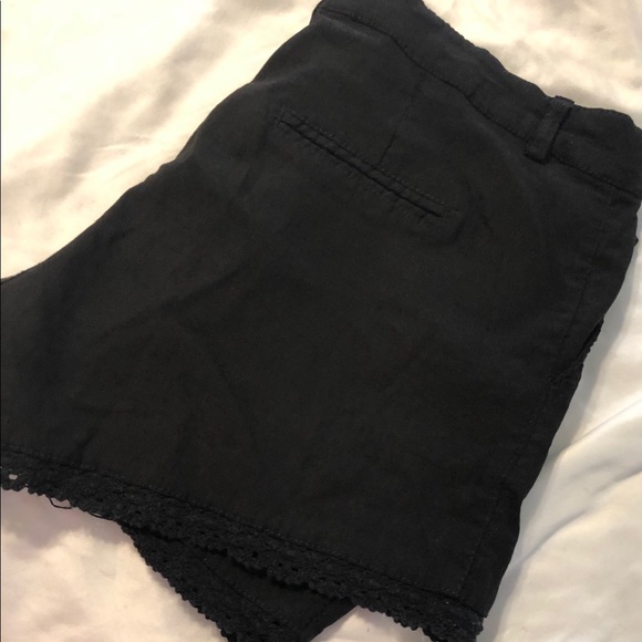 Black shorts w/detailed around leg opening ladies large equivalent to a 8 - Picture 6 of 8